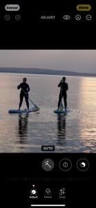 斯莱戈Wild Atlantic cabin的两个人在水中划桨板