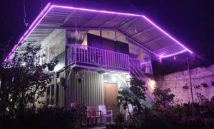 努沃勒埃利耶Townside Lodge的夜晚有紫色灯的房子