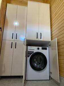 契拉勒普拉节酒店的白色橱柜内的洗衣机