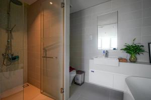 胡志明市滨城城市之夜公寓的带淋浴、卫生间和盥洗盆的浴室