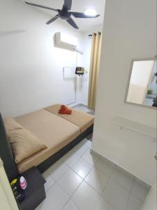 万津Homestay Banting Selangor的一间卧室配有一张带吊扇的床