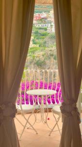 波西塔诺玛利亚别墅套房旅馆的从窗口可欣赏到桌椅的景色