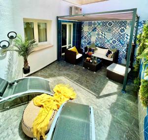 阿利坎特Elegante Apartamento TRES COLORES的一间客厅,地板上配有黄色毯子