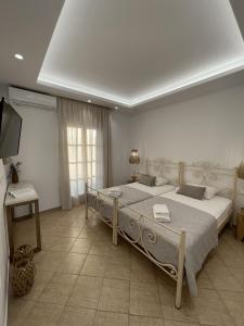 布拉卡Mare Monte Studios Naxos的一间卧室配有一张大床和电视