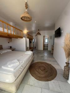 纳克索乔拉BLUE IN NAXOS的卧室配有一张大床,地板上铺有地毯。