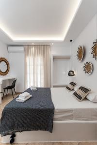 布拉卡Mare Monte Studios Naxos的一间卧室配有一张大床和一张书桌