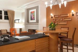 旧金山复古山庄行政酒店的客厅配有桌椅