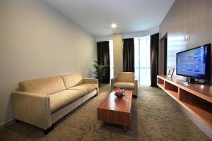 吉隆坡Izumi Hotel Bukit Bintang Kuala Lumpur的带沙发和平面电视的客厅