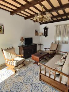 科尼尔-德拉弗龙特拉Casa rural-Granja (La casa de la abuela Juana)的客厅配有沙发和桌子