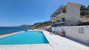 凯米Villa Serafeim的海边带游泳池的房子