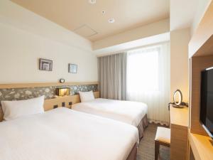 大阪淀屋桥京阪酒店的酒店客房设有两张床和电视。