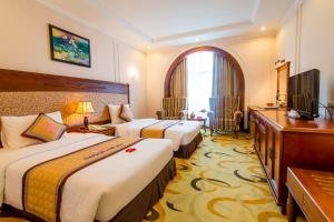 荣市Sai Gon Kim Lien Hotel Vinh City的酒店客房设有两张床和电视。