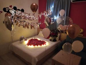 马公澎湖乐悠悠民宿的一间房间,配有一张带蛋糕和气球的床