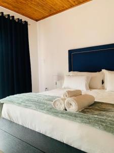 鲁德普特Ouklip Place Hotels的一间卧室配有一张大床和两个枕头