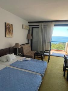 乌尔齐尼CORPUS A - Hotel Albatros的酒店客房设有一张床,享有海景。