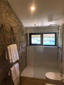 维埃拉·多米尼奥Sobreiro Valley - Casa Isabel的带淋浴和卫生间的浴室以及窗户。
