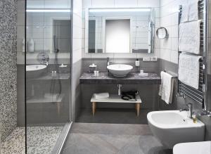 贝拉吉奥Hotel Du Lac & SPA的一间带水槽、卫生间和淋浴的浴室