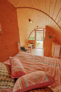 Chanos-CursonLa Ferme des Denis的树屋的卧室,配有床