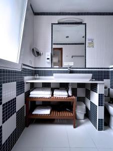 博尔钮乌中庭酒店的一间带水槽和镜子的浴室