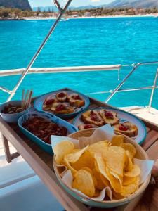 巴勒莫Boat and Breakfast的船上桌子上的一盘食物