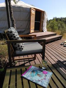 圣路易斯Eco Glamping Portugal Nature Lodge的圆顶帐篷甲板上的椅子和桌子