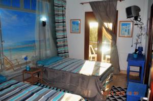 卡拉菲格拉Santiago Mallorca的海景客房 - 带两张床
