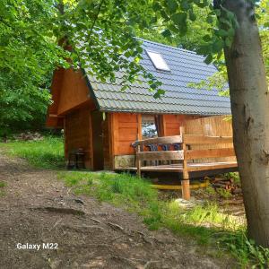 利波瓦Domek Bacówka Pod Lipą的小木屋前面设有长凳
