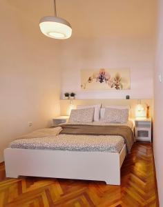 塞尼Vlatkovićeva Apartments的卧室配有一张白色大床