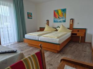 昂特保科洛佩因Hotel Garni Hutter的酒店客房设有两张床和窗户。