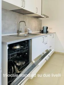 维拉西米乌斯Appartamenti Shardana的厨房配有开放式洗碗机和水槽。
