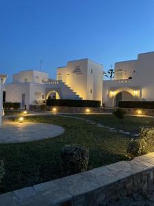 布拉卡Mare Monte Studios Naxos的享有大楼的夜间景致