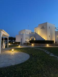 布拉卡Mare Monte Studios Naxos的前面有灯的白色大建筑