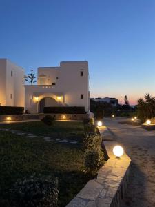 布拉卡Mare Monte Studios Naxos的夜晚在屋前有灯