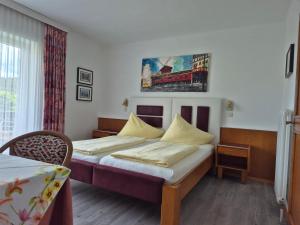 昂特保科洛佩因Hotel Garni Hutter的酒店客房设有两张床和窗户。