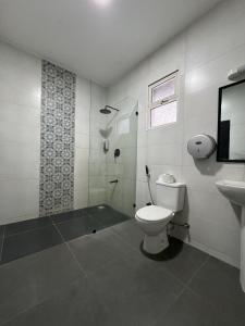 蒙巴萨Ivory Residences的一间带卫生间和水槽的浴室