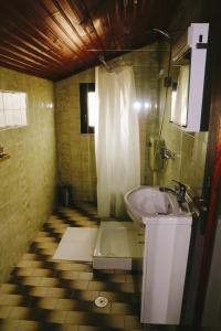 维拉·雷阿尔SOFT ROOMS的一间带水槽和淋浴的浴室