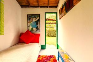 贾丁Kantarrana Casa de Campo的一间设有一张床的房间和一扇带窗户的门