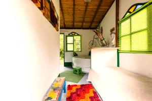 贾丁Kantarrana Casa de Campo的客房内的浴室设有床和浴缸