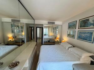 蒙特卡罗Monaco Port de Fontvieille elegant terraced apartment with Garden View and Pool Access的一间卧室设有两张床和大镜子