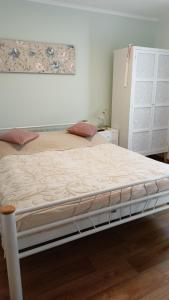 玛丽亚温泉马里昂膳食公寓别墅酒店的卧室内的一张床垫