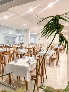 哈马马特Hammamet Serail的一间设有白色桌椅的餐厅,