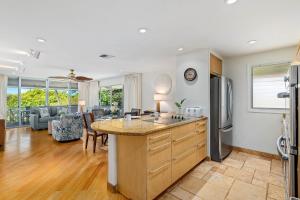 拉海纳Maui Eldorado - B206的厨房以及带桌子和冰箱的客厅。