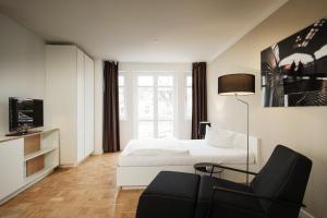 汉堡SMARTments business Hamburg Aussenalster的配有一张床和一把椅子的酒店客房