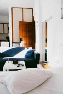 拉里萨Gk Suites-Constantin view , auto check-in 24h的一间卧室配有一张床和一张蓝色的沙发
