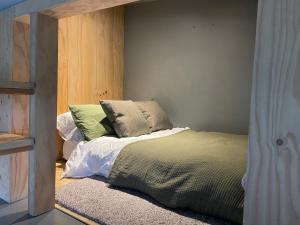 曼彻斯特3 Bedroom Penthouse Apartment的一间卧室配有带枕头的床