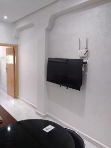 拉巴特Hassan的客厅设有壁挂式平面电视。
