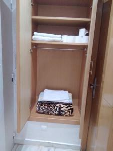 拉巴特Hassan的浴室里备有一些毛巾的橱柜