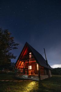 利夫诺Ranč Crna stina的夜间的小木屋,灯光照亮
