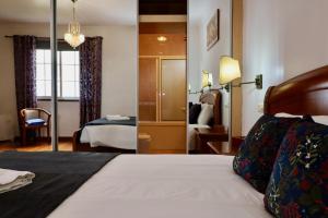 丰沙尔Villa Passion by AnaLodges的酒店客房带一张床和一间卧室