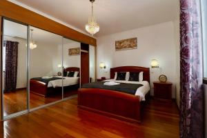 丰沙尔Villa Passion by AnaLodges的一间卧室配有两张床和镜子